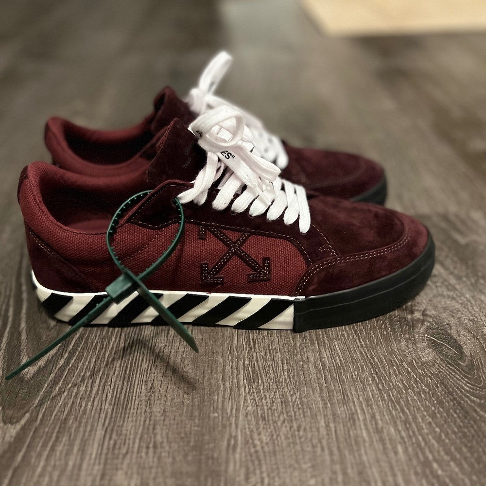 Off-White - Vulcanized Low-Top Sneakers (c)